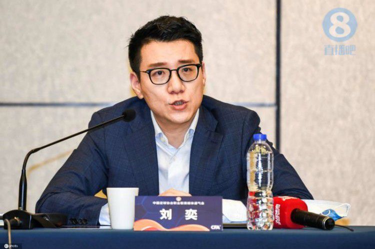性赞助商的游泳俱乐部